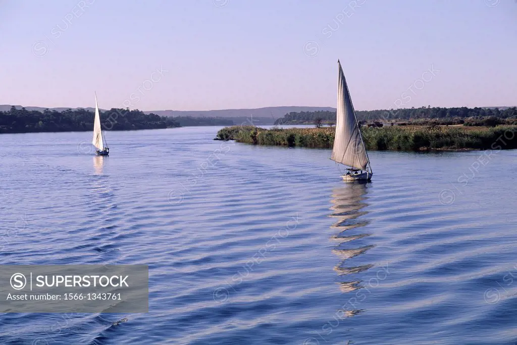 EGYPT, NILE RIVER, BETWEEN ASWAN AND KOM OMBO, FELUCCAS.
