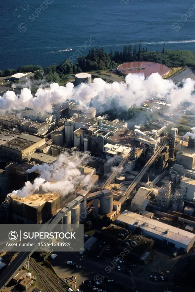 CANADA, BRITISH COLUMBIA, VANCOUVER ISLAND, CAMPBELL RIVER, PULP MILL (AERIAL VIEW).