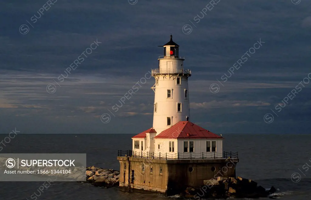 USA, ILLINOIS, CHICAGO, LAKE MICHIGAN, VIEW OF LIGHTHOUSE AT HARBOR ENTRANCE.