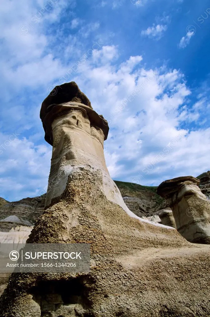 CANADA, ALBERTA, NEAR DRUMHELLER, CANADIAN BADLANDS, HOODOOS (SANDSTONE SCULPTURES).