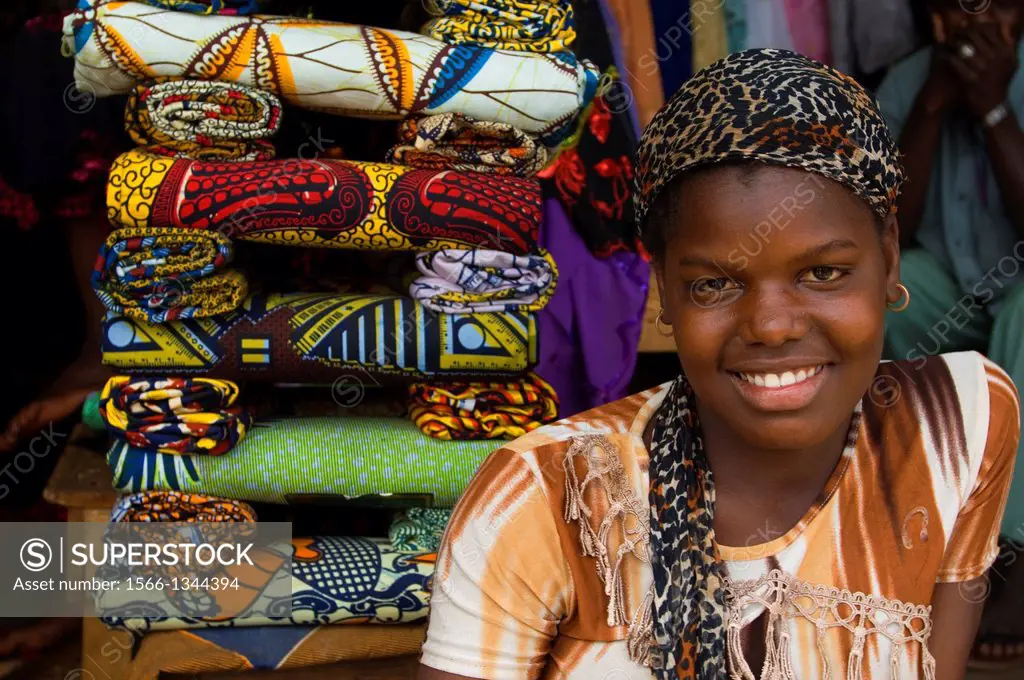 MALI, BAMAKO, CENTRAL MARKET, PORTRAIT OF YOUNG WOMAN.