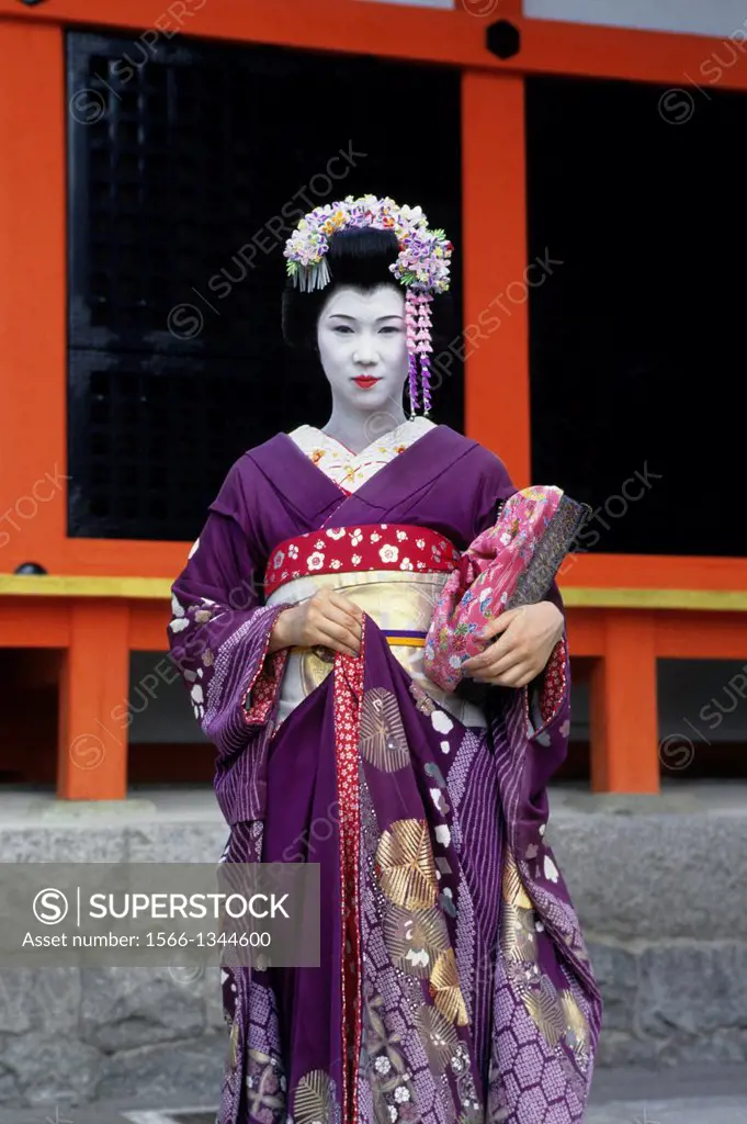 JAPAN, KYOTO, GION DISTRICT, GEISHA IN KIMONO.