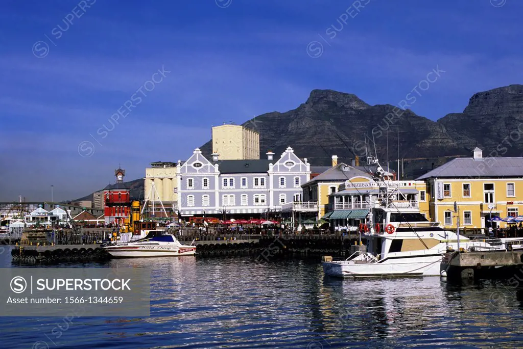 SOUTH AFRICA, CAPE TOWN, WATERFRONT CENTER, TABLE MOUNTAIN IN BACKGROUND.