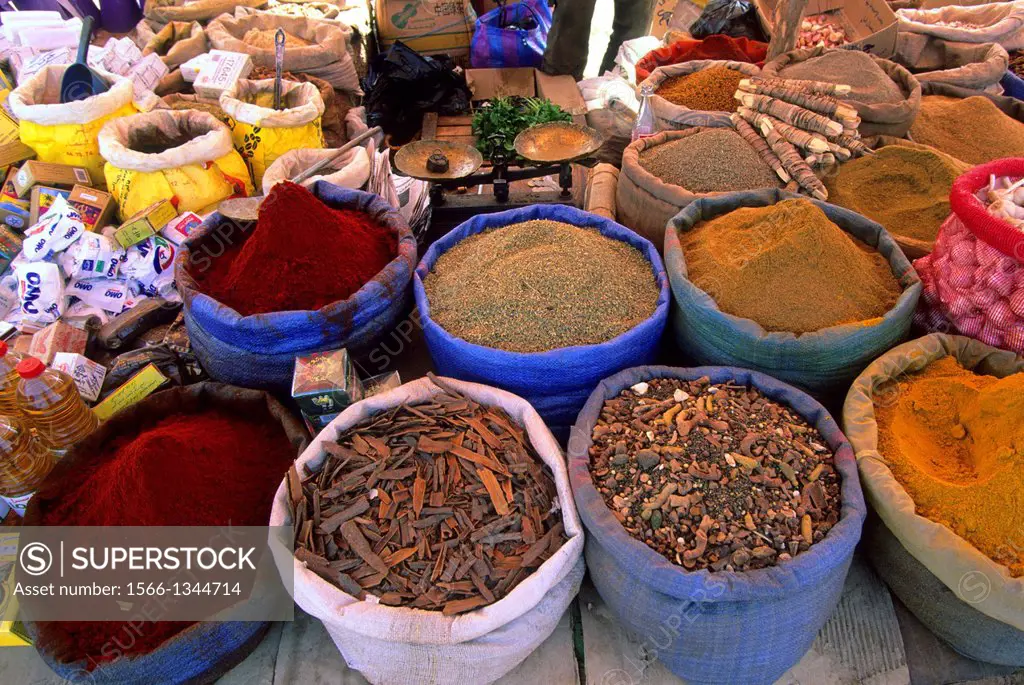 MOROCCO, NEAR MARRAKECH, ATLAS MOUNTAINS, OURIKA VALLEY, MARKET, PEPPERS AND SPICES.