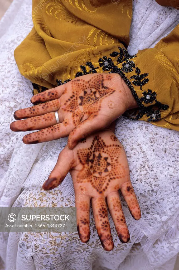 MOROCCO, NEAR MARRAKECH, OURIKA VALLEY, BERBER GIRL, HANDS WITH HENNA, TRADITIONAL BODY ART.