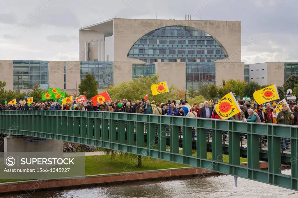 anti-nuclear demonstration in government district Berlin, against nuclear power plants (life-span extension), here in front of the chancellery, Tierga...