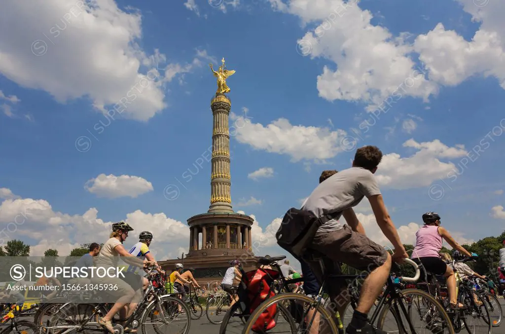 bicycle rally at the square Grosser Stern, in the background the victory column Siegessaeule, Mitte (Tiergarten) district, Berlin, Germany, Europe - 0...