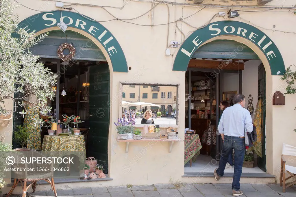 Sorelle Shop, Piazza Anfiteatro Square, Lucca; Tuscany; Italy;.