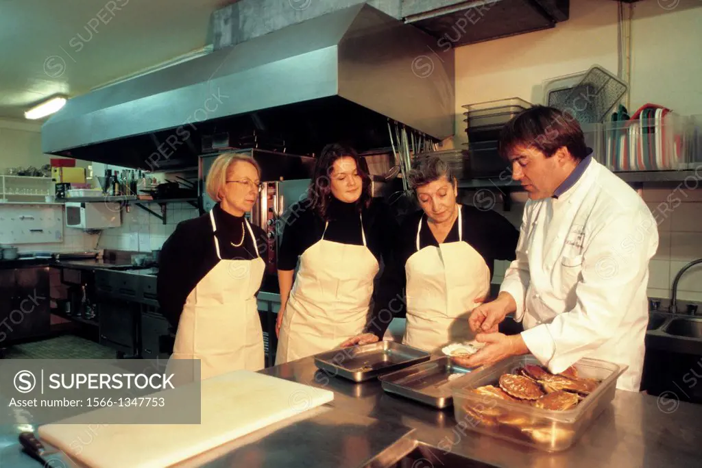 cours de cuisine avec Claude Esprabens,chef au restaurant du Chateau La Cheneviere,Port en Bessin,departement du Calvados,region Basse-Normandie,Franc...