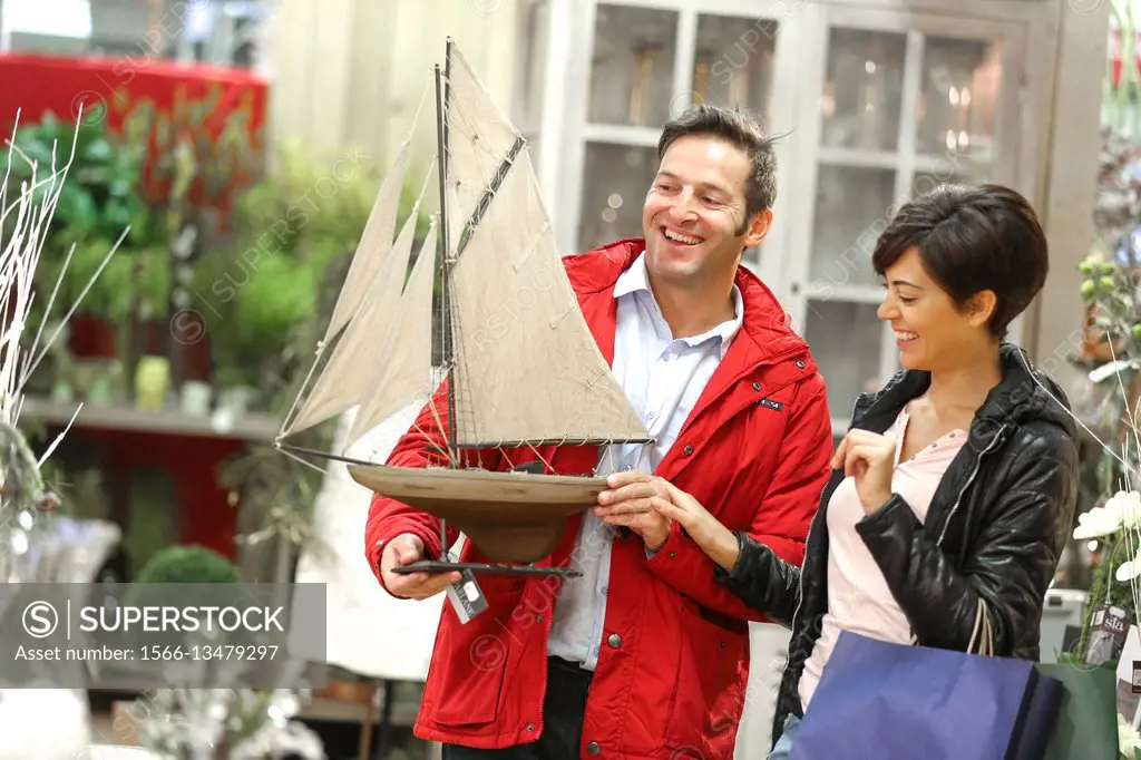 Couple buying a boat decor