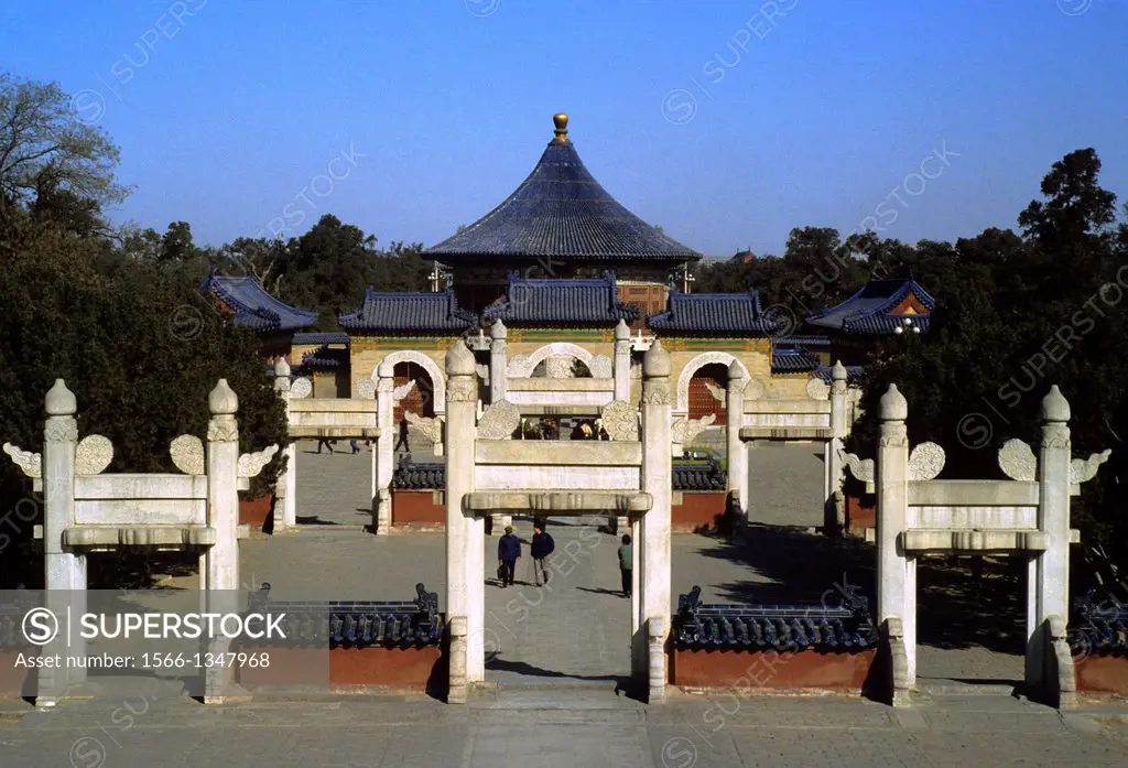 CHINA, BEIJING, TEMPLE OF HEAVEN, TEMPLE GROUNDS.