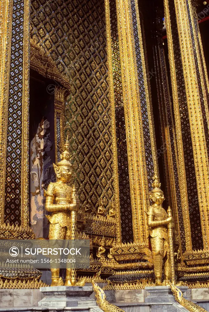 THAILAND, BANGKOK, GRAND PALACE, TEMPLE OF EMERALD BUDDHA WITH GUARDIANS, ARCHITECTURAL DETAIL.