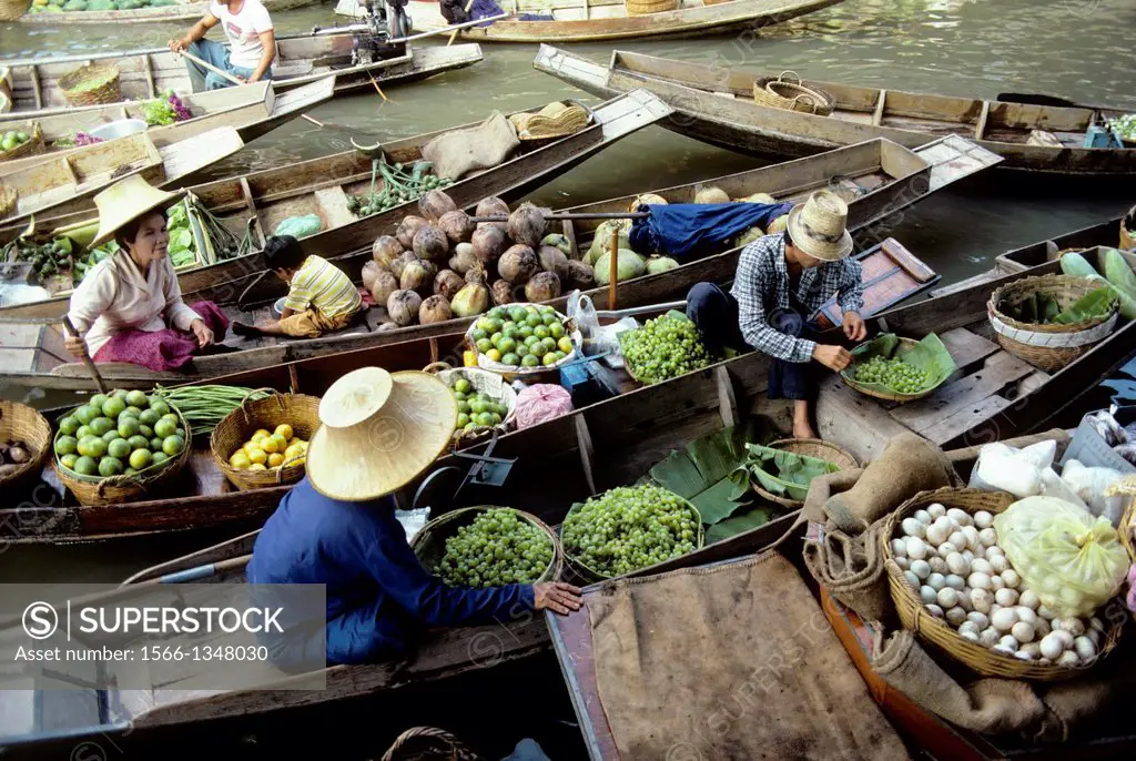 THAILAND, DAMNERN SADUAK, FLOATING MARKET ON CANAL, BOATS WITH LOCAL FOOD, PRODUCE & OTHER GOODS.
