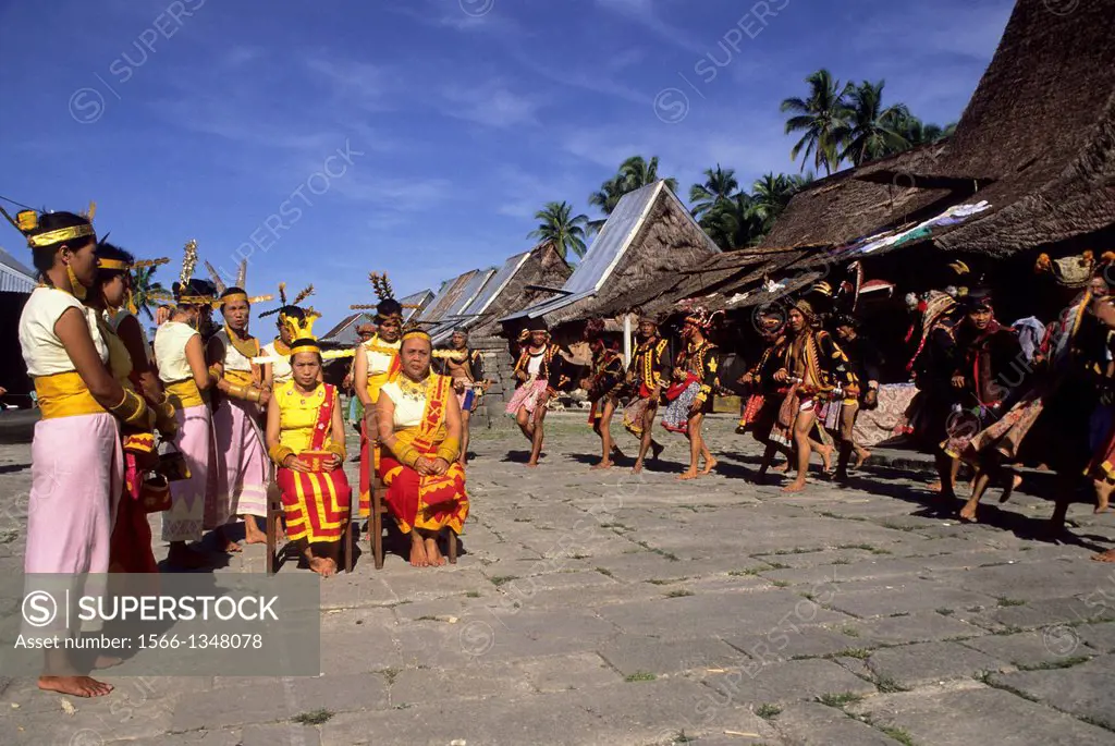 ASIA, INDONESIA, SUMATRA, NIAS ISLAND, BAWOMATALUO VILLAGE, TRADITIONAL DANCE.
