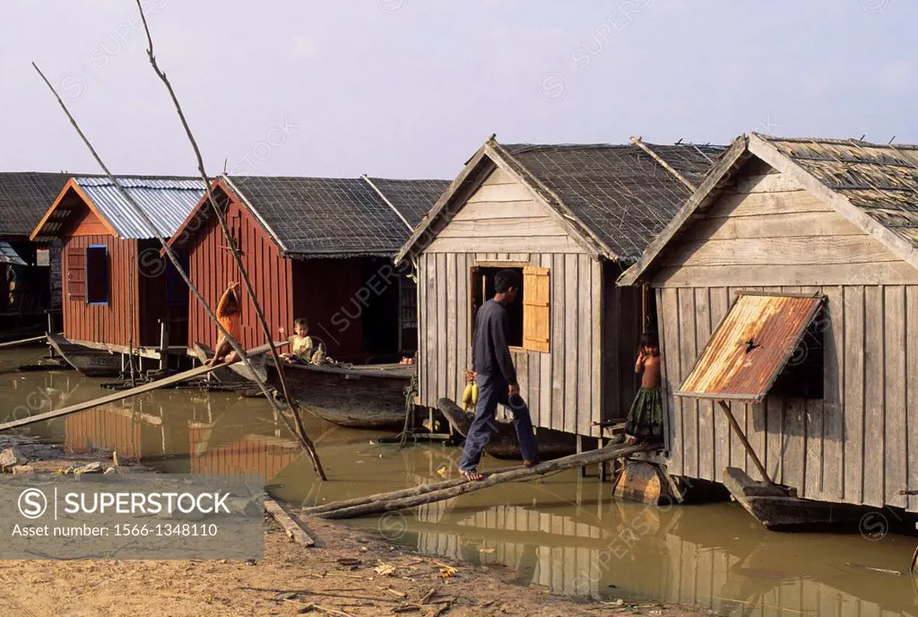 CAMBODIA, NEAR SIEM REAP, TONLE SAP LAKE, FLOATING HOUSES.
