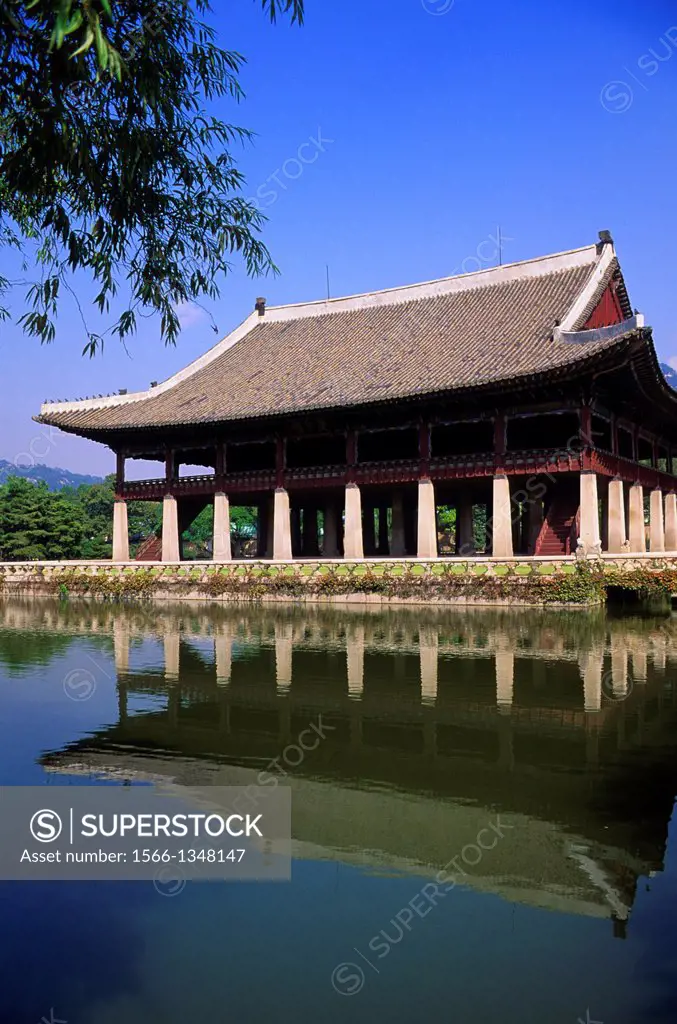 KOREA, SEOUL, KYUNGBOK ROYAL PALACE, KYONG HOERU HALL REFLECTING IN POND.