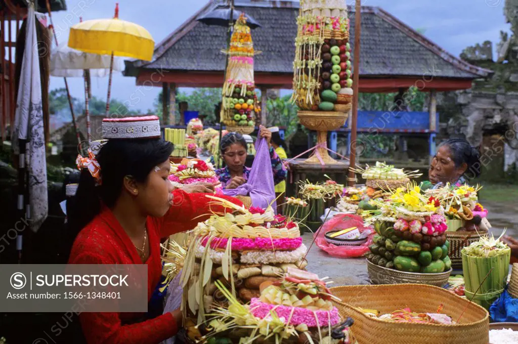 INDONESIA, BALI, SMALL TEMPLE, TEMPLE CEREMONY, WOMEN BRINGING OFFERING.