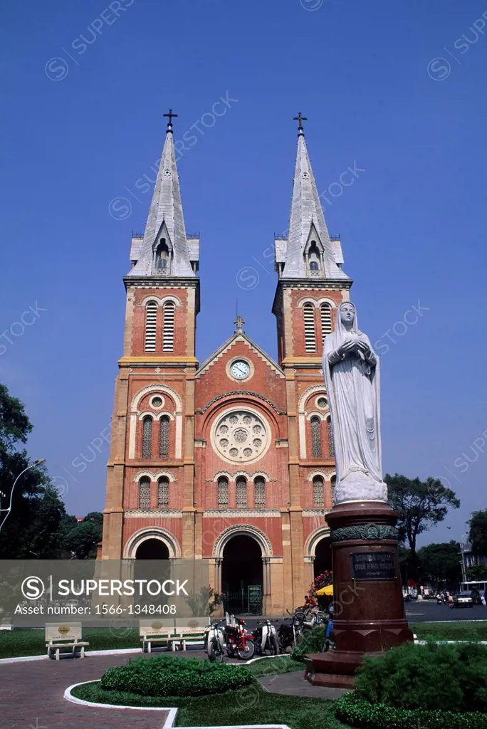VIETNAM, HO CHI MINH CITY (SAIGON), NOTRE DAME CATHEDRAL, FRENCH COLONIAL ARCHITECTURE.