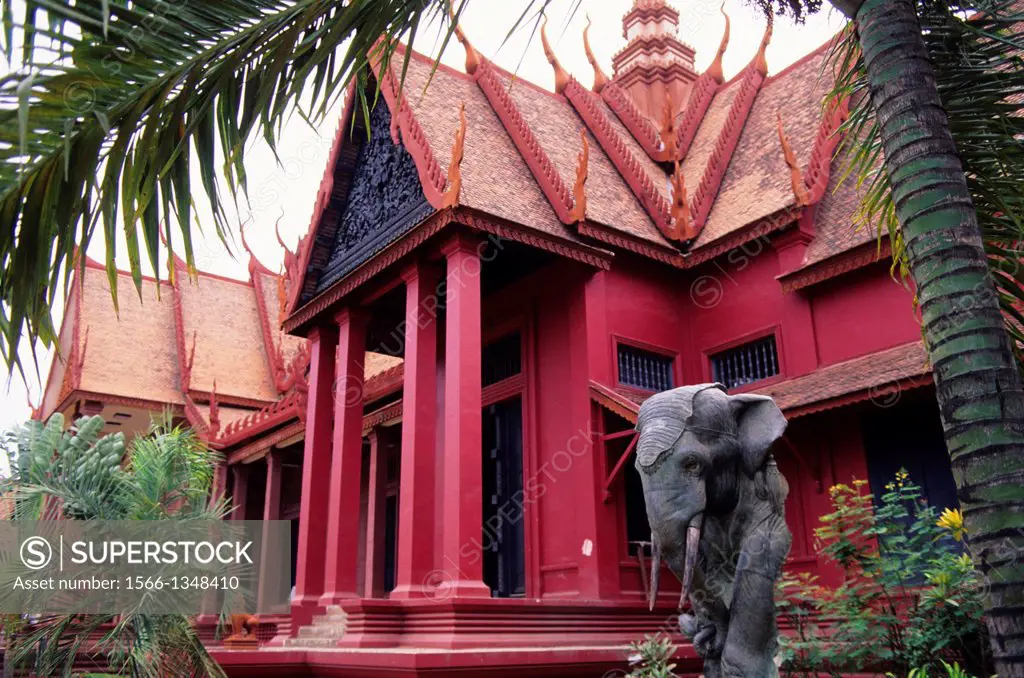 CAMBODIA, PHNOM PENH, NATIONAL MUSEUM, ELEPHANT STATUE.