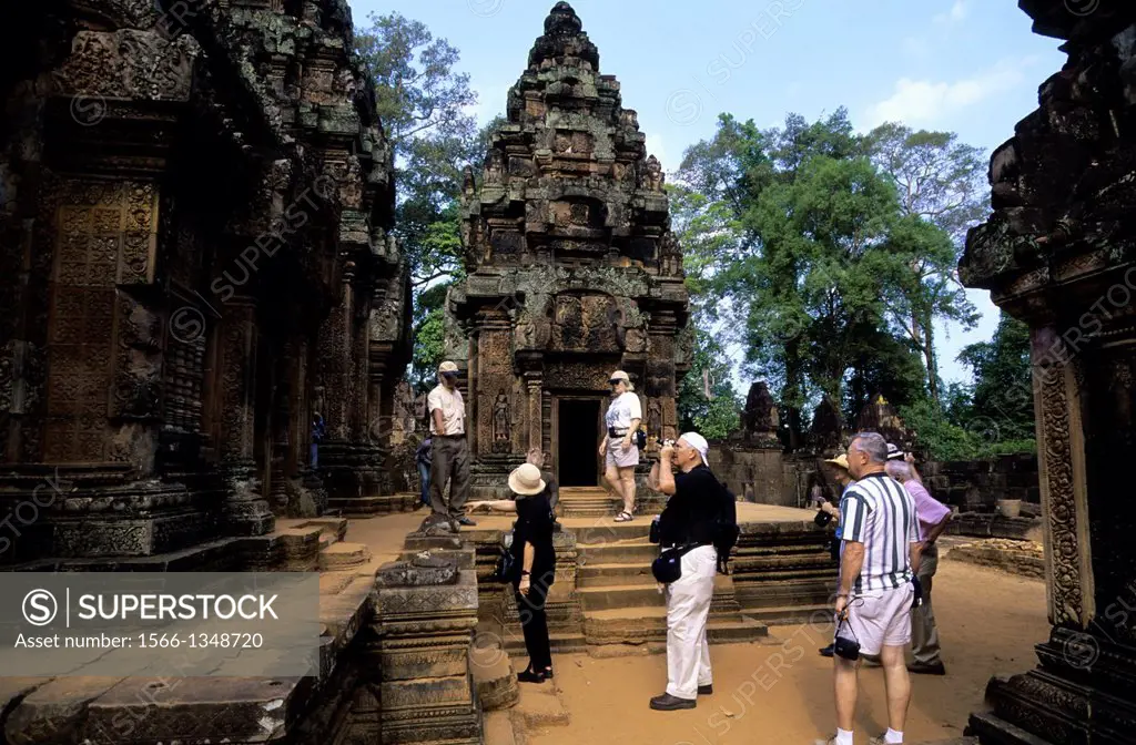 CAMBODIA, SIEM REAP, BANTEAY SREY TEMPLE, CENTRAL STRUCTURES, TOURISTS.
