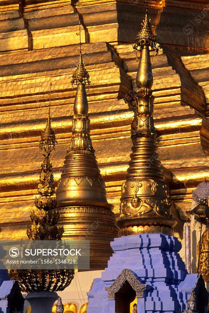 MYANMAR(BURMA), RANGOON, SHWEDAGON PAGODA, GOLDEN STUPAS.