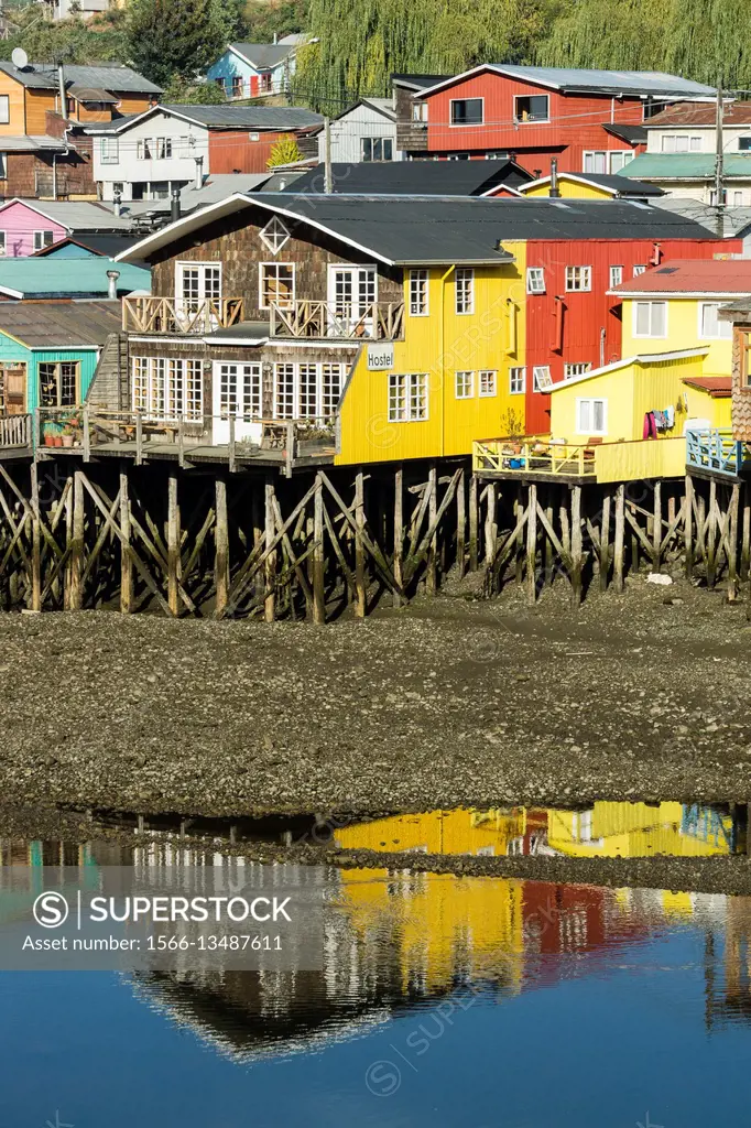 Chile, Patagonia, Región de los Lagos, Chiloé, Castro, Palafitos (Colorful stilt houses)
