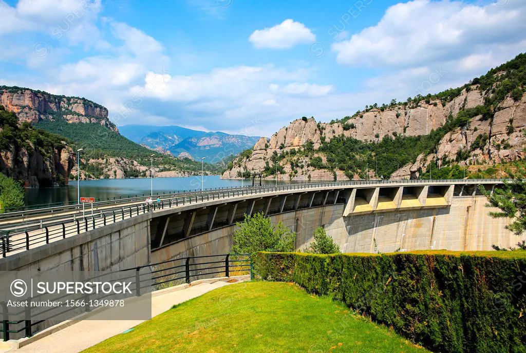 Catalunya, Spain, Lleida province, Llosa del Cavall dam at practically full capacity of 79,4 cubic hectometers on the Cardoner river, near Naves, Guix...