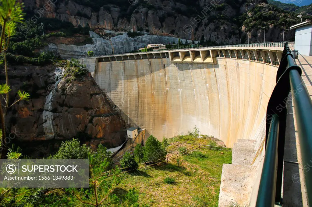 Catalunya, Spain, Lleida province, Llosa del Cavall dam at practically full capacity of 79,4 cubic hectometers on the Cardoner river, near Naves, Guix...