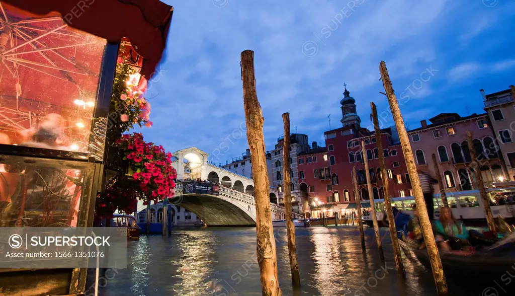 At left restaurant, Rialto Bridge, Italian: Ponte di Rialto, one of the four bridges spanning the Grand Canal, sestiere or quarter of San Polo, Venice...