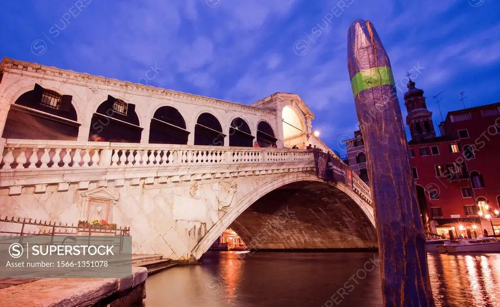 Rialto Bridge, Italian: Ponte di Rialto, one of the four bridges spanning the Grand Canal, sestiere or quarter of San Polo, Venice, Veneto, Italy, Eur...