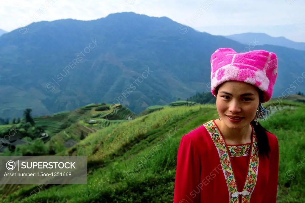 CHINA, GUANGXI PROVINCE, NEAR GUILIN, LONGJI AREA, TERRACED FIELDS, ZHUANG WOMAN.