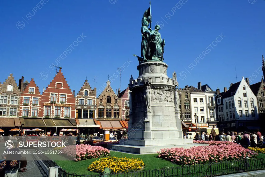 BELGIUM, BRUGGE, CITY SQUARE WITH TRADITIONAL ARCHITECTURE.