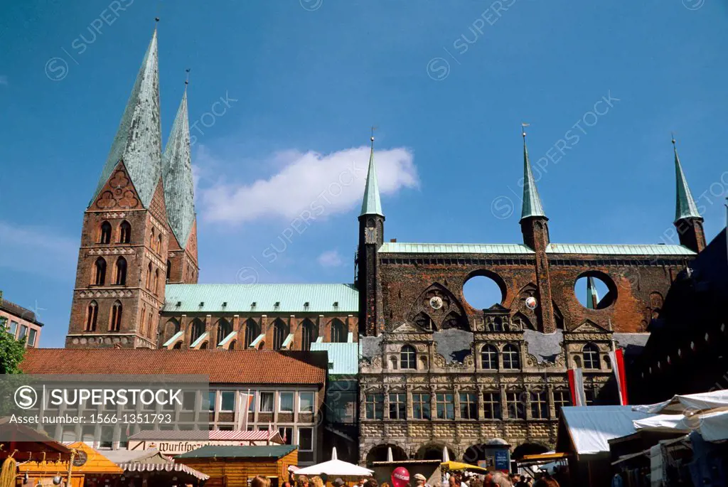 W. GERMANY, LUBECK, ST. MARY´S CHURCH WITH MARKET PLACE FOREGROUND.