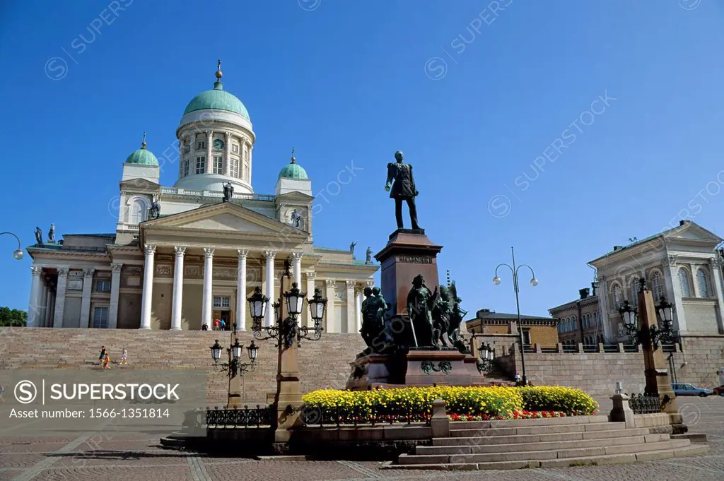 FINLAND, HELSINKI, DOWNTOWN, SENATE SQUARE, CATHEDRAL.