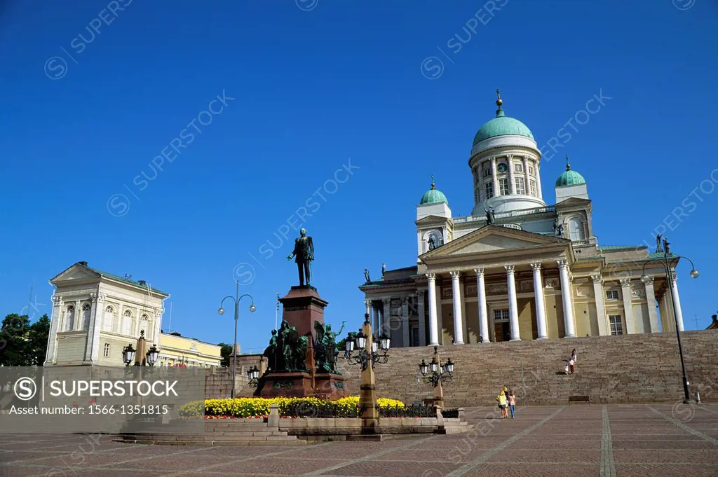 FINLAND, HELSINKI, DOWNTOWN, SENATE SQUARE, CATHEDRAL.