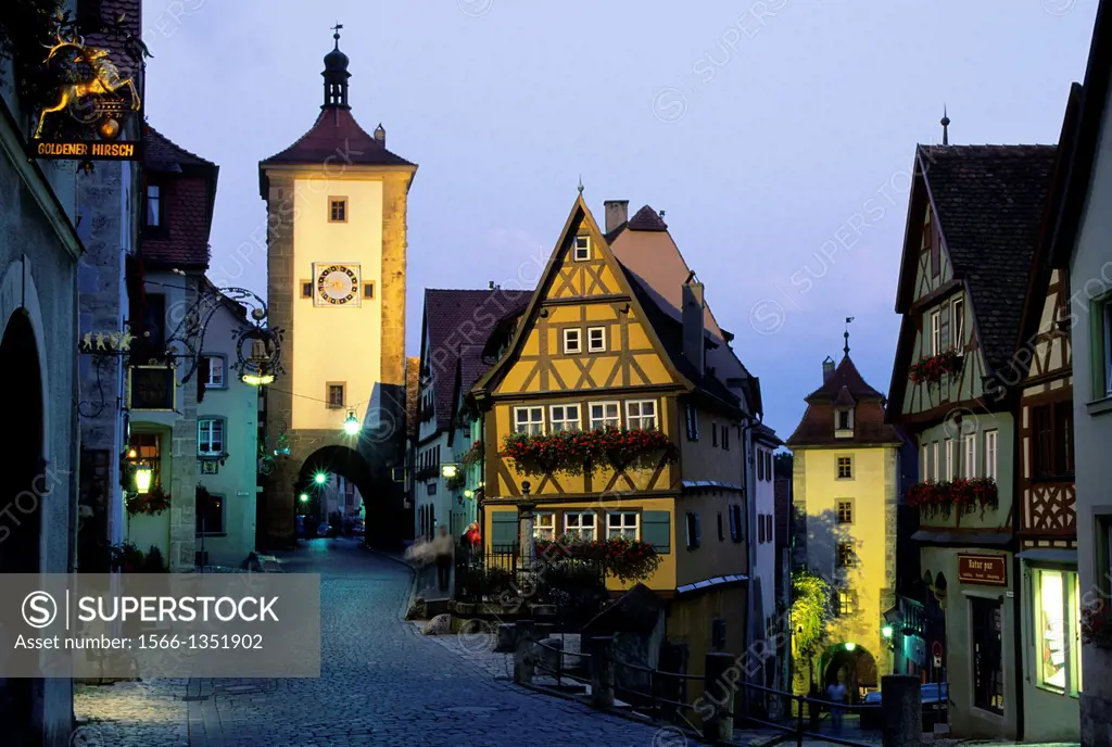 GERMANY, ROTHENBURG ON THE TAUBER, PLONLEIN AND SIEBER´S TOWER AT DUSK.