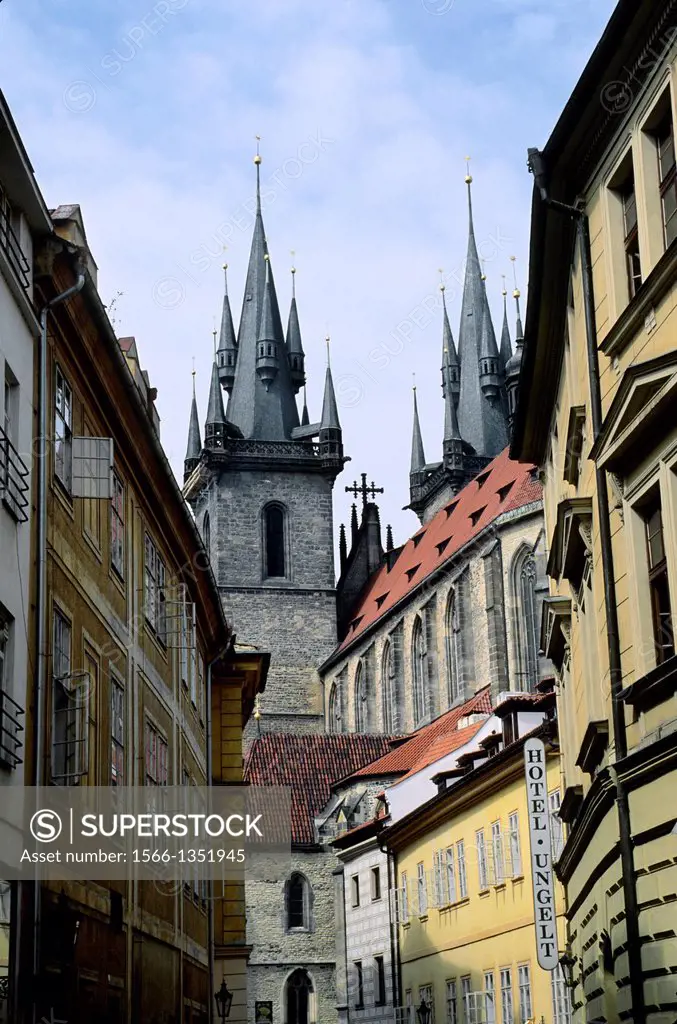 CZECH REPUBLIC, PRAGUE, OLD TOWN, GOTHIC CHURCH OF OUR LADY BEFORE TYN IN BACKGROUND.