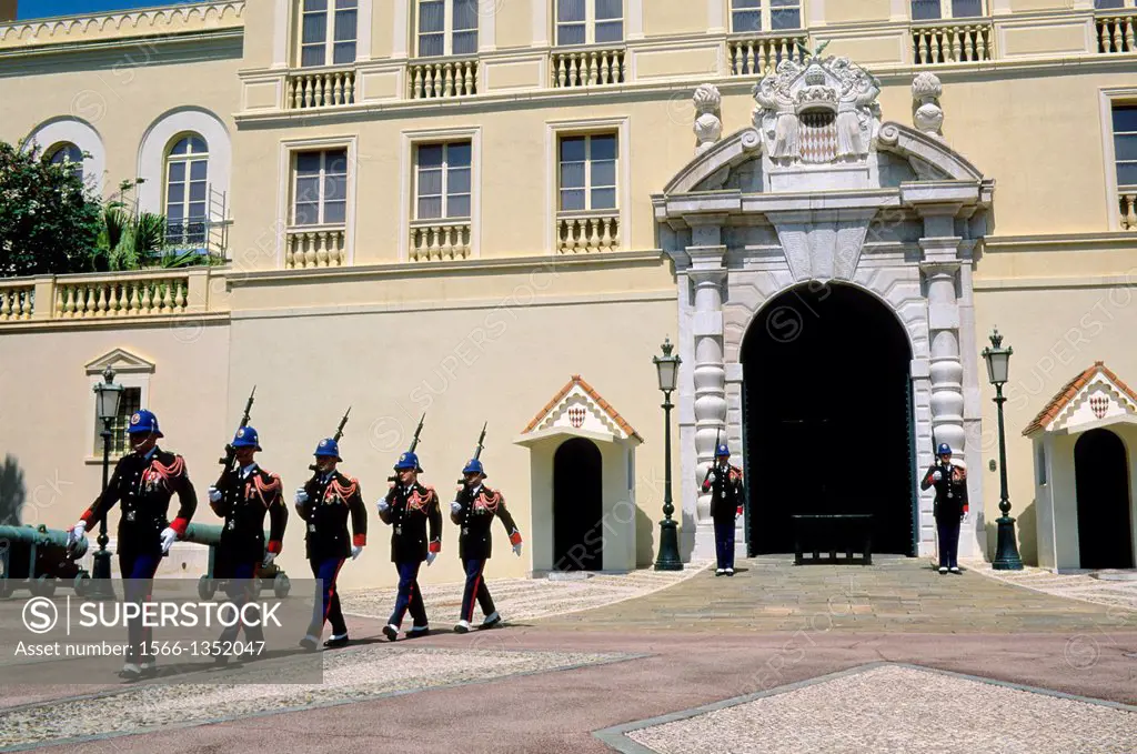 MONACO, MONTE CARLO, PRINCE'S PALACE, CHANGING OF THE GUARD CEREMONY.