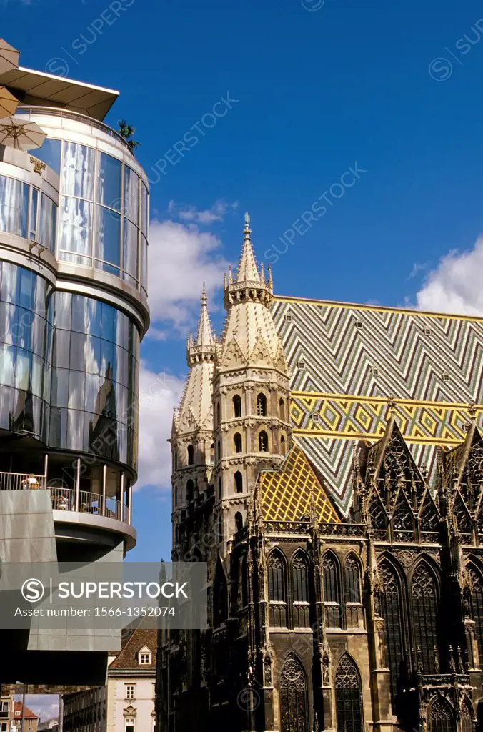 AUSTRIA, VIENNA, VIEW OF ST. STEPHEN'S CATHEDRAL, MODERN ARCHITECTURE.