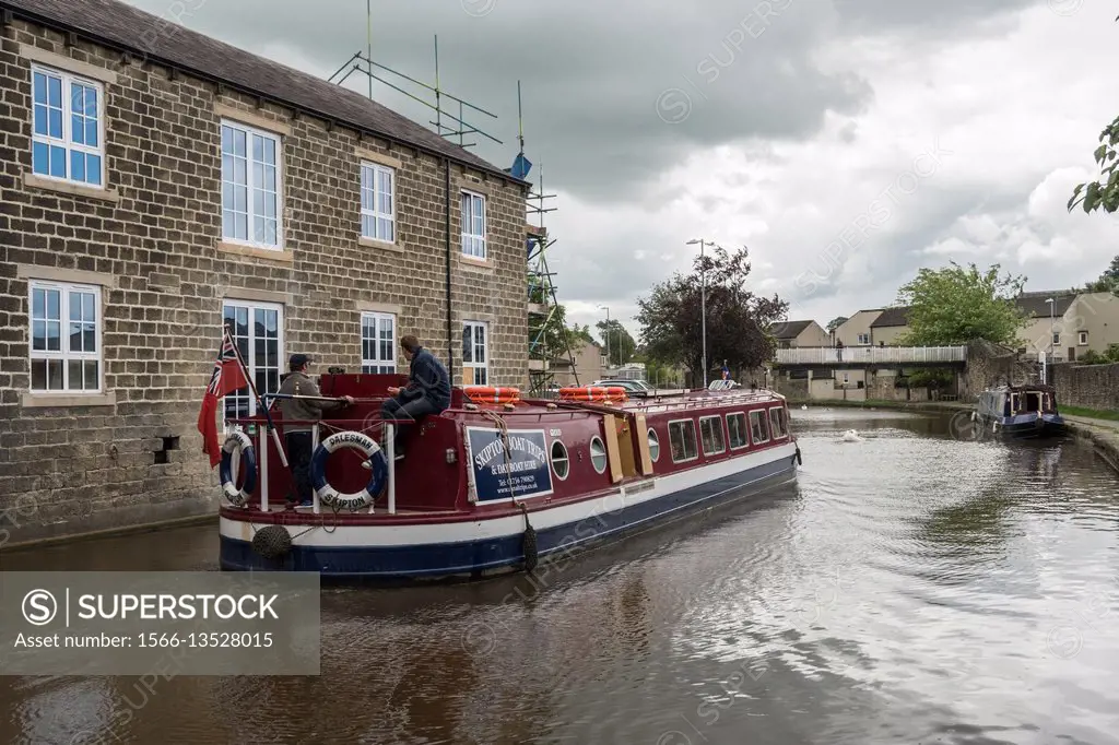 England, Yorkshire, Skipton - Riverboats in a canal that flows through the town of Skipton, a market town and civil parish in the Craven district of N...