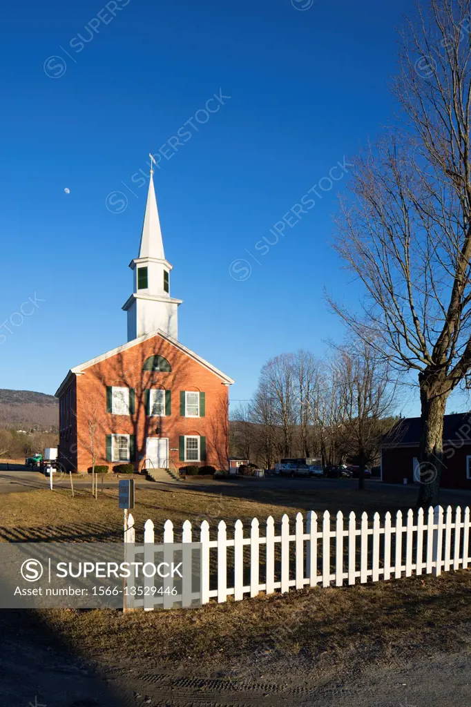 Waterbury Center Methodist Church (1833) with fence, Waterbury, Vermont, USA