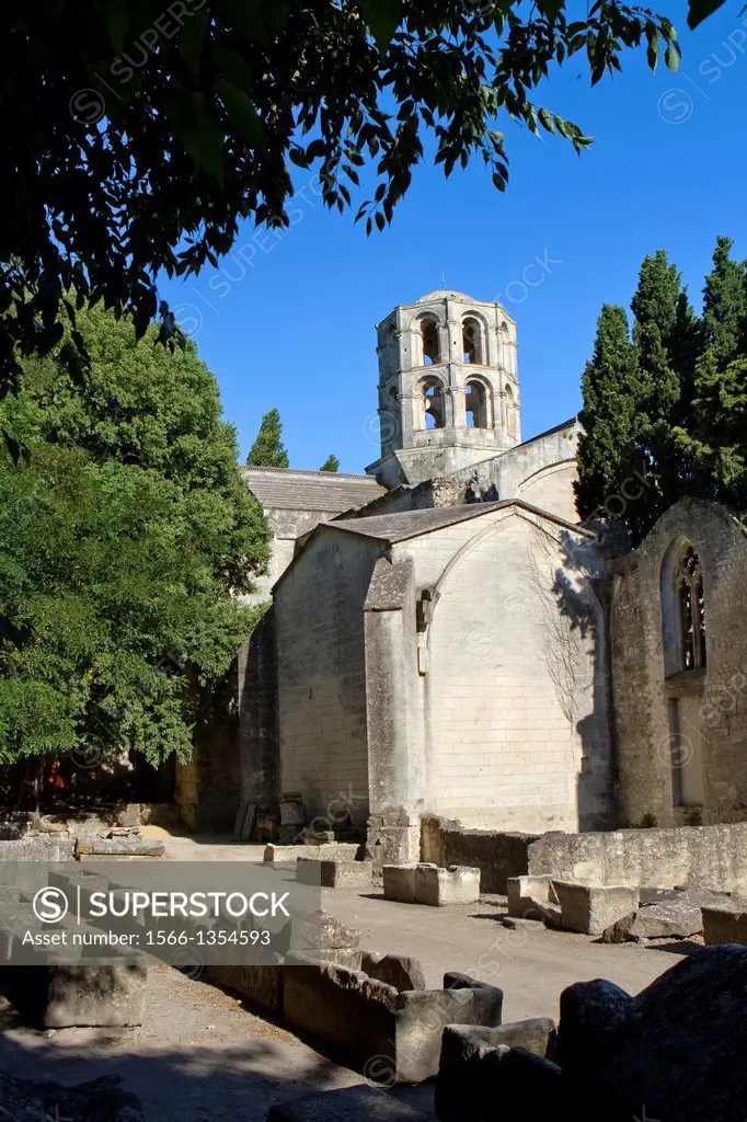 Ruins of Saint Honorat church and old sarcophaguses in Alyschamps necropolis, monument declarated World Heritage by UNESCO. Arles, Bouches-du-Rhône de...