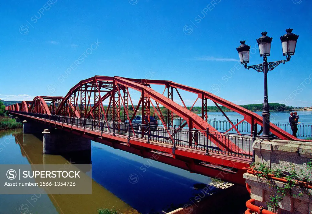 Iron bridge over river Tajo. Talavera de la Reina, Toledo province, Castilla La Mancha, Spain.