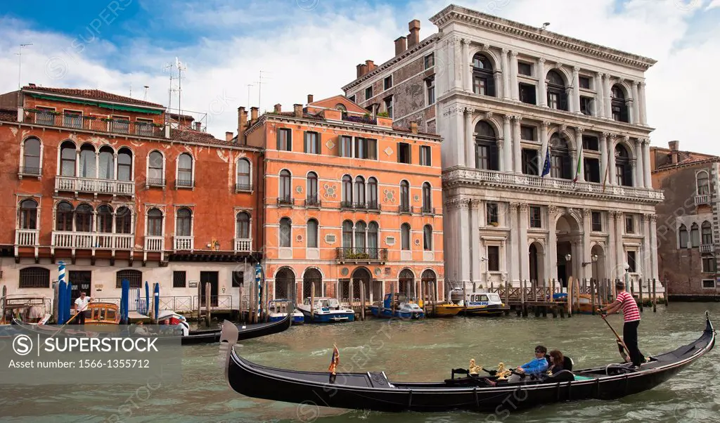 Gondola and gondolier, Grand Canal or Canal Grande, Venice, Veneto, Italy, Europe.