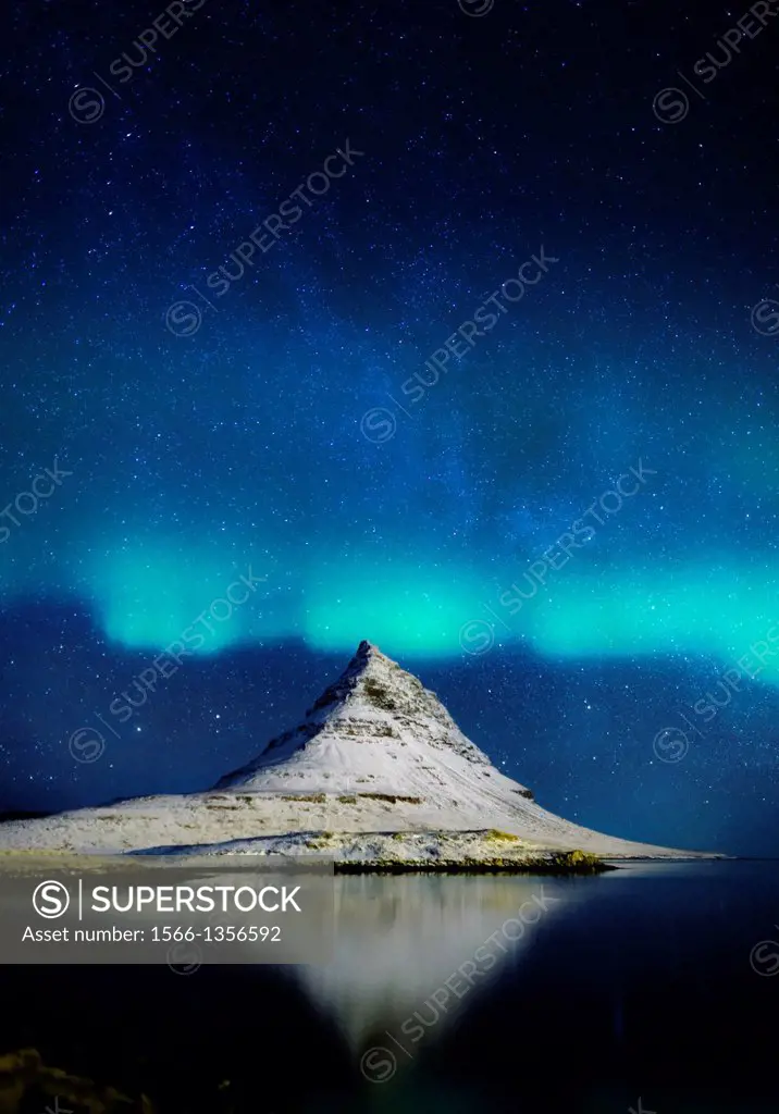 Aurora borealis with Mt. Kirkjufell in Grundarfjordur on Snaefellsnes Peninsula, Iceland.