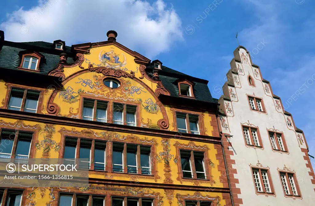 GERMANY, MAINZ, MARKET SQUARE, PAINTED HOUSES.