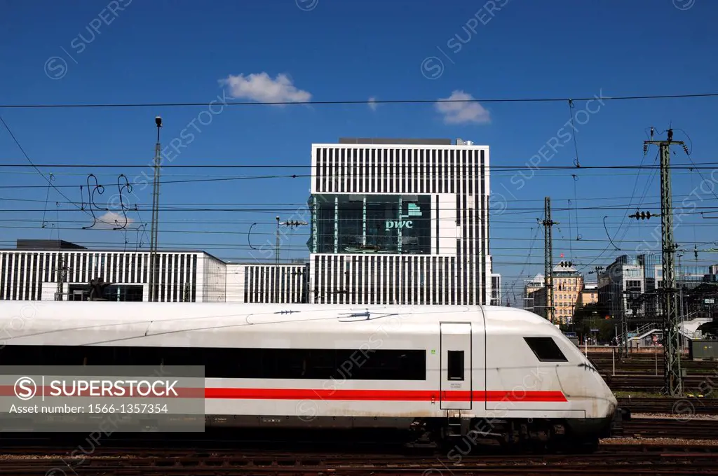 Intercity train at the entrance to the Munich Central Station1015