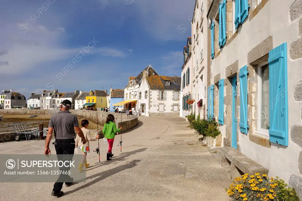 quay of the Old Port, Ile de Sein, off the coast of Pointe du Raz, Finistere department, Brittany region, west of France, western Europe.1015