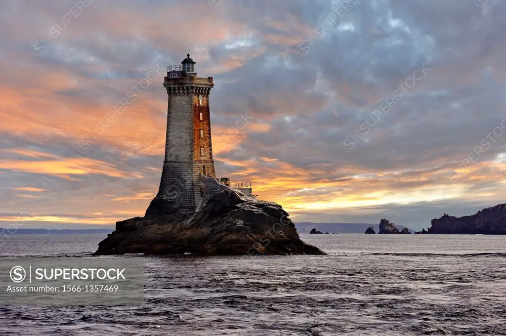 lighthouse of La Vieille, Pointe du Raz, Cap Sizun, Finistere department, Brittany region, west of France, western Europe.1015