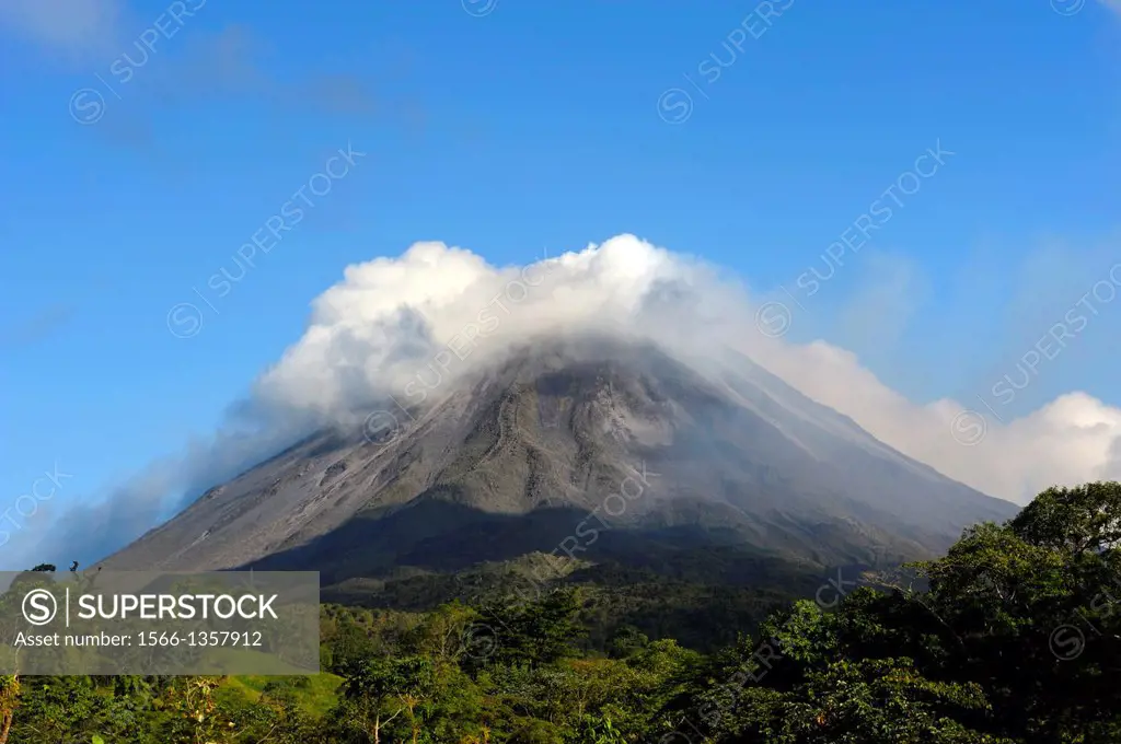 COSTA RICA, VIEW OF ARENAL VOLCANO.1015